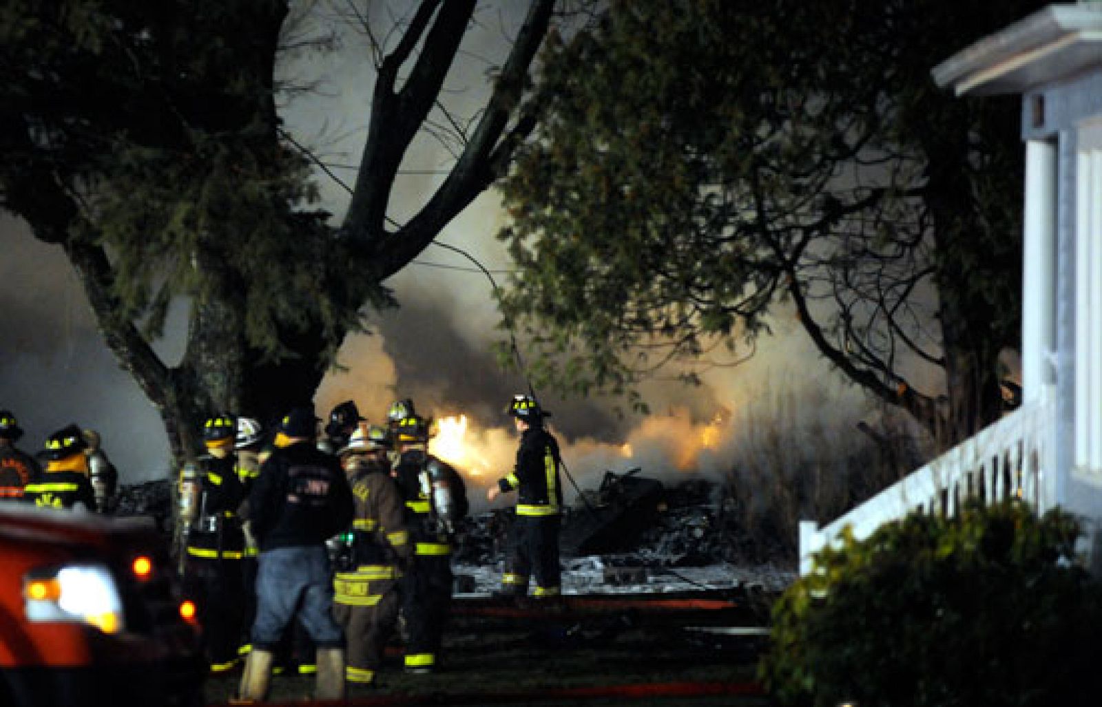 Al menos 49 muertos al estrellarse un avión en EE.UU. contra una vivienda | Ver