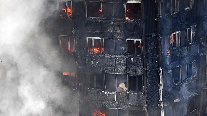 Telediario 1 - El incendio de un edificio en Londres deja al menos 6 fallecidos y 74 heridos, veinte de ellos en estado crítico