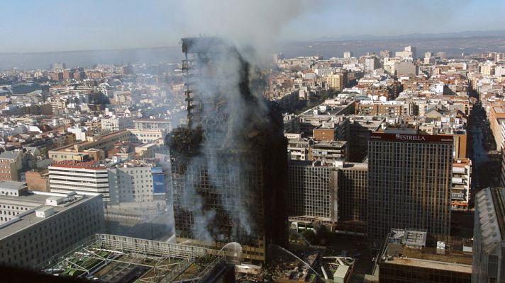 Telediario 1 - Del Windsor en Madrid al Plasco en Teherán: Incendios en rascacielos, imágenes que marcaron las portadas y la memoria