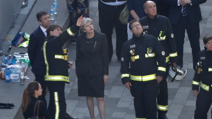 Telediario 1 - La policía aumenta a 17 el número de fallecidos en el incendio de un edificio en Londres