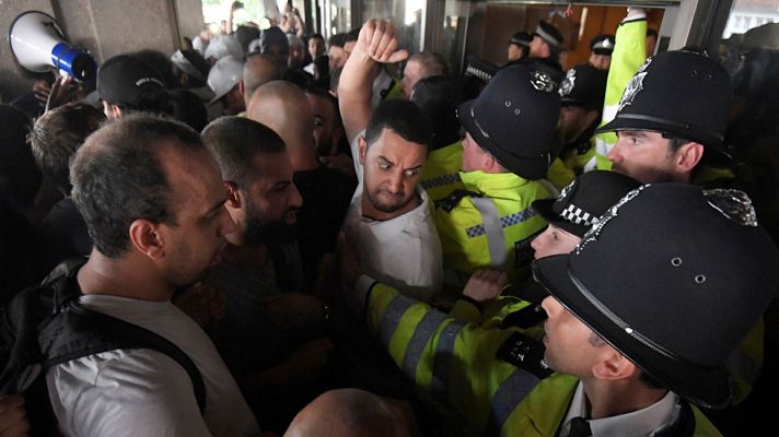 Telediario 1 - Afectados por el incendio de la Torre Grenfell de Londres irrumpen en el Ayuntamiento Kensington