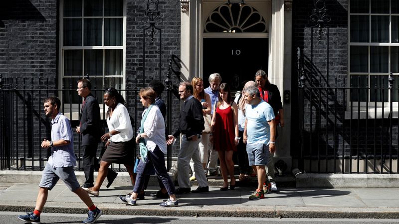 May recibe a las víctimas de Londres dras las duras criticas por su gestión