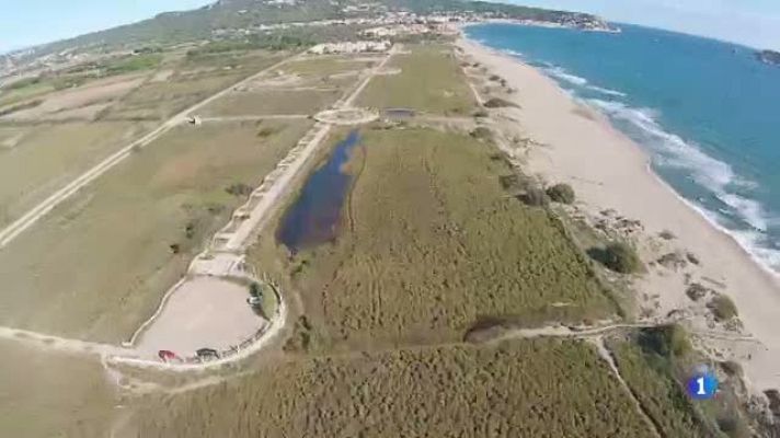 L'Informatiu - Enderroquen l'antiga urbanització de La Pletera a l'Estartit i recuperen els seus aiguamolls