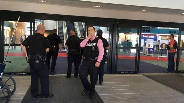 Telediario 1 - El ataque a un policía provoca la evacuación del aeropuerto de Michigan