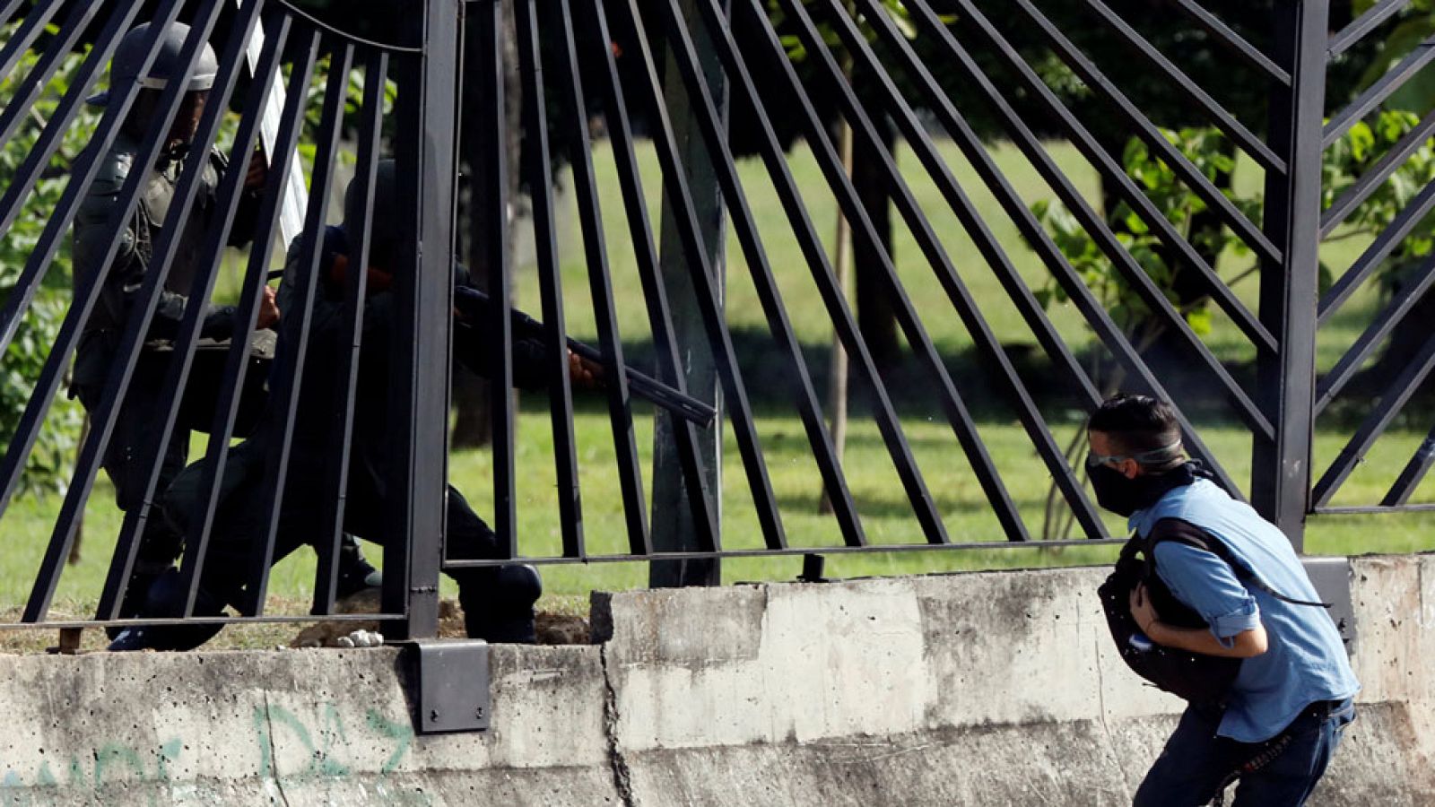 Las imágenes del asesinato a quemarropa de un joven durante las protestas en Venezuela