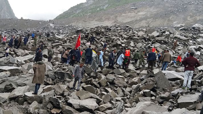 Telediario 1 - Una avalancha de rocas sepulta un pueblo del condado de Maoxian, en la provincia china de Sichuan