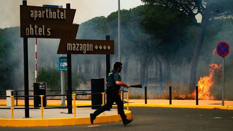 Doscientos sesenta profesionales luchan contra los cautro focos del incendio de Mazagón y Moguer