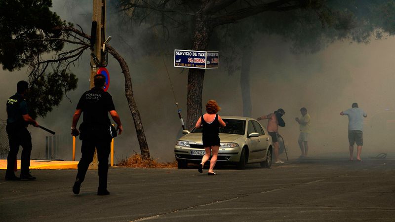 El incendio de Doñana obliga a desalojar a más de 2.000 personas y aísla Matalascañas