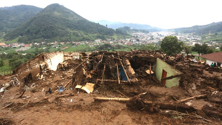 Telediario 1 - Disminuyen las esperanzas de rescatar más supervivientes del desprendimiento en Sichuan, China