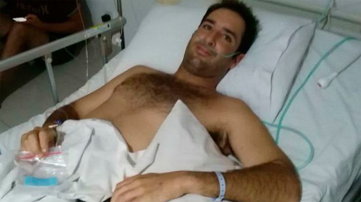Telediario 1 - Cristian, el surfero con leucemia atrapado en Bali, logra volver a España