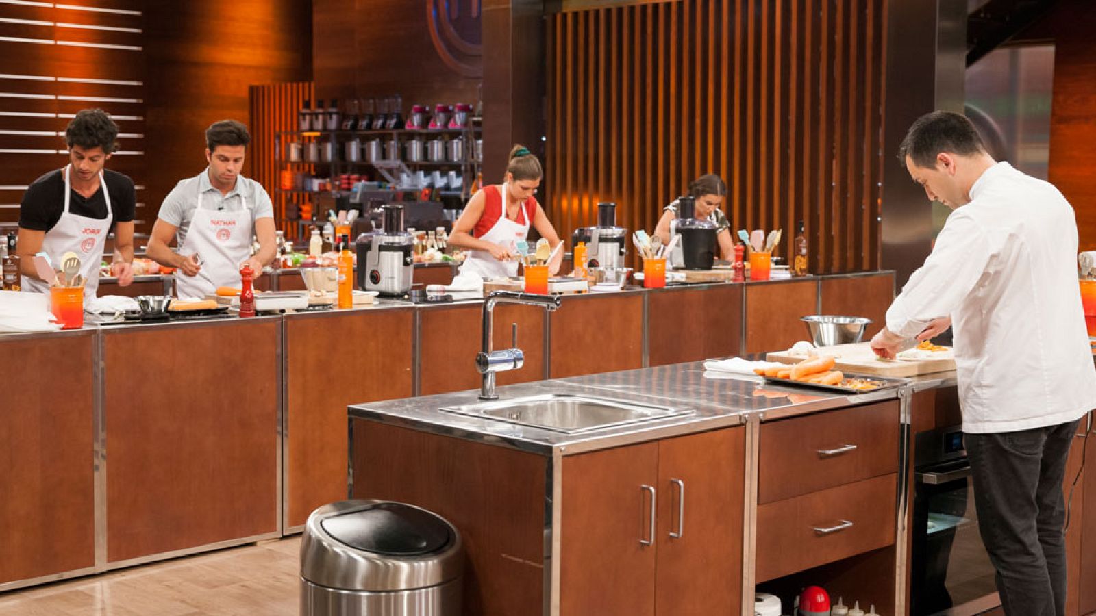 MasterChef 5 - Miri roba ingredientes durante el cocinado | Ver