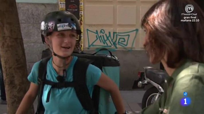 Comando Actualidad - En bici y con la caja de comida a cuestas por un sobresueldo