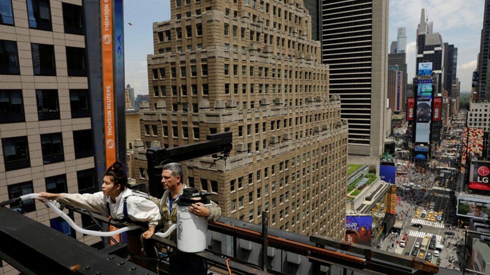 Una enorme colmena con cerca de 30.000 abejas ha aparecido en una azotea de Times Square, en pleno corazón de Manhattan.