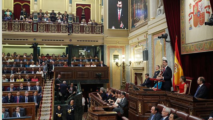 Telediario 1 - Polémica por la ausencia del rey Juan Carlos en la conmemoración de las elecciones de 1977