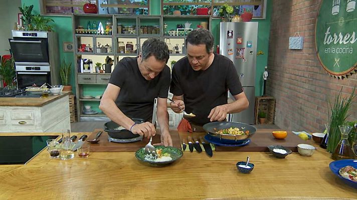 Torres en la cocina - Cogollos a la brasa y pollo con almendras