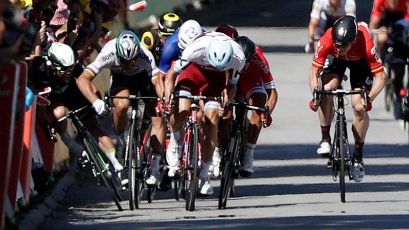 Sagan, expulsado del Tour por derribar a Cavendish tras propinarle un codazo