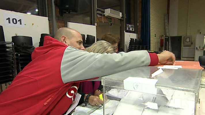 Telediario 1 - Los ayuntamientos, según el texto planteado estarían obligados a ceder los locales habituales de votación y establece que los trabajadores públicos estarán amparados legalmente