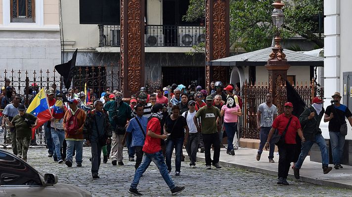 Informativo 24h - Un grupo de chavistas irrumpe en el Parlamento de Venezuela