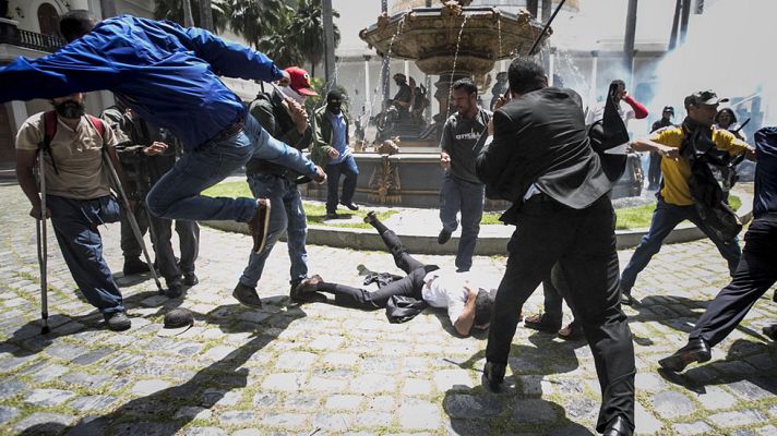 Telediario 1 - Un grupo de chavistas asalta la Asamble Nacional de Venezuela y agrede a varios diputados