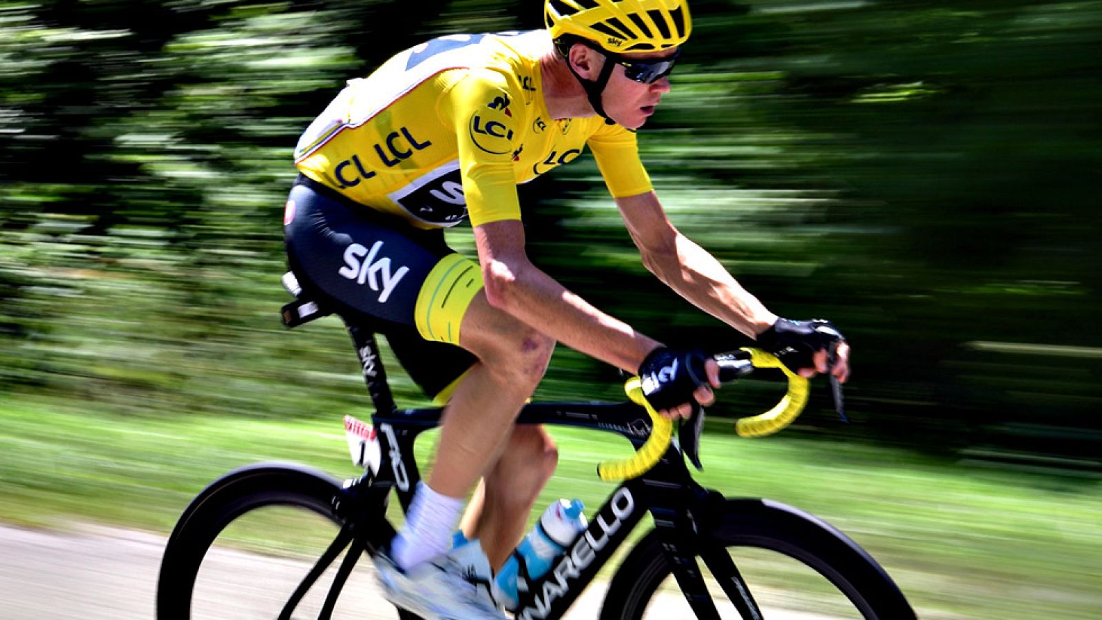 El ciclista británico se ha vestido de amarillo más pronto que nunca en el Tour, en la etapa 5.