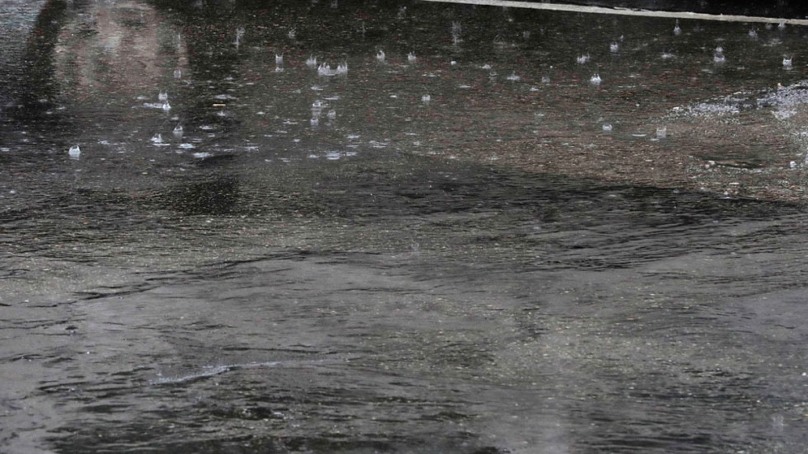 Sólo los litorales sur y este se libran de las nubes y las lluvias.