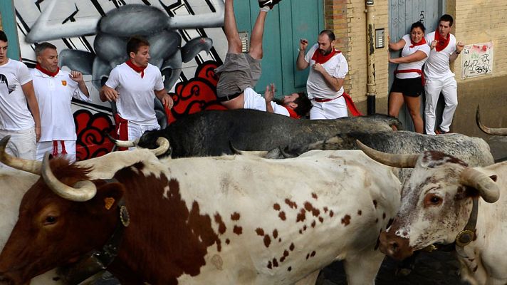 Telediario 1 - El primer encierro termina con tres mozos corneados y uno más ingresado por traumatismo
