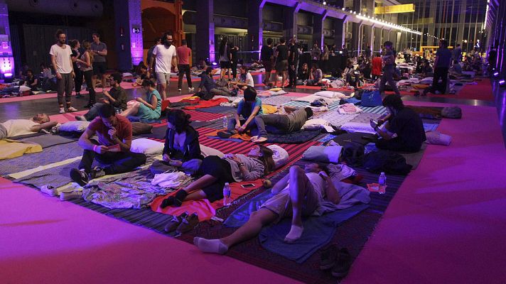 Telediario 1 - Vestir con ropa cómoda y llevar almohadas, imprescindible para asistir a 'Sleep'