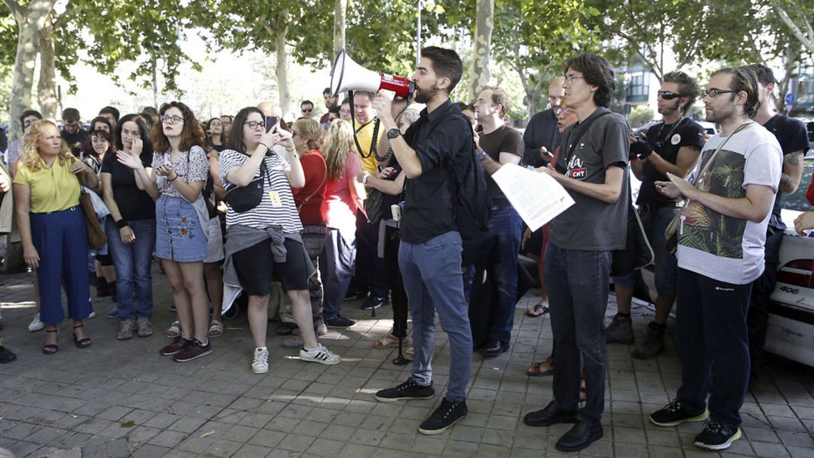 Goteo constante de familiares y amigos para decir adiós a Pedro Aunión.