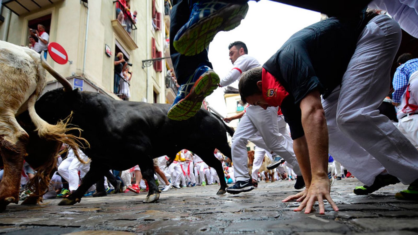Los toros hacen caer a varios mozos en la calle Estafeta Uno de los momentos de mayor peligro de este cuarto enciero de Sanfermines 2017 se ha vivido al comienzo de la calle Estafeta, donde uno de los toros que encabezaban la manada ha atropellado a