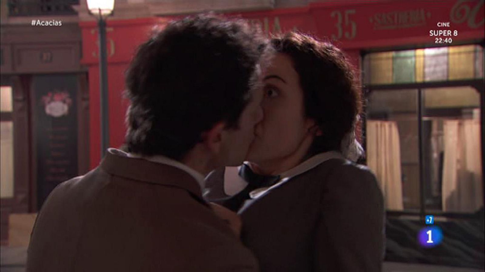 Antonio le roba un besazo a Lolita