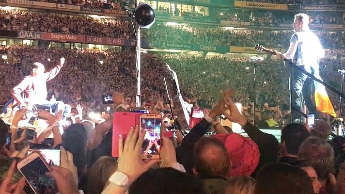 Telediario 1 - Un fan en silla de ruedas de Coldplay es llevado en volandas y termina tocando con ellos