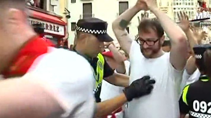 San Fermín - La Policía Municipal de Pamplona selecciona a los corredores antes del encierro