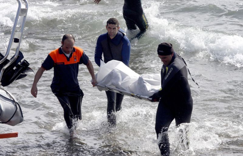 Continúan las labores de búsqueda de los inmigrantes que viajaban en la patera que se hundió a sólo 20 metros de la costa | Ver