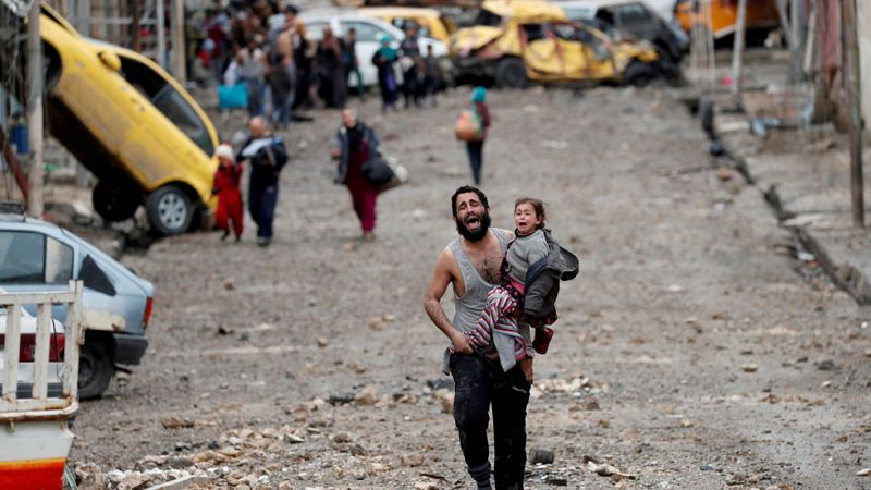 El Dáesh mantiene rehenes en Mosul, donde siguen los choques dos días después de su liberación | Ver