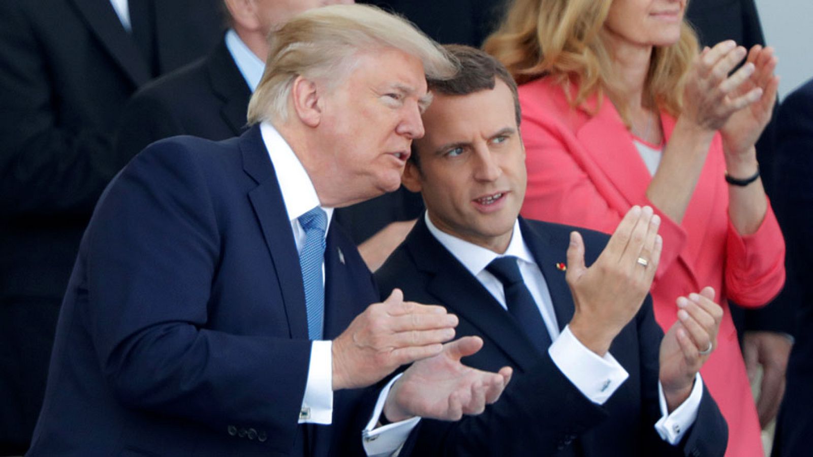 Trump asiste con Macron al desfile militar de la Fiesta Nacional francesa en París - Informativo 24h | Ver
