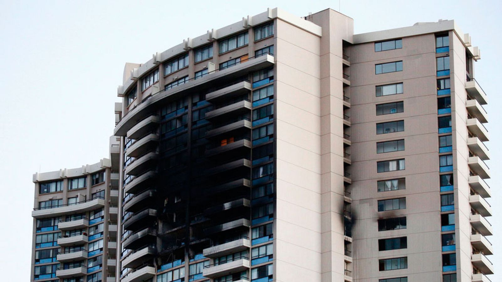 El rascacielos Marco Polo ha ardido esta madrugada en Honolulu (Hawái)
