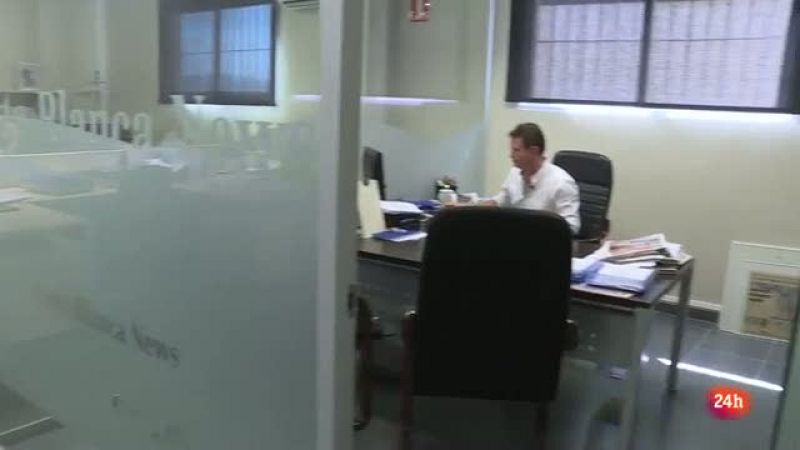 James Parkes, editor del diario Costa Blanca News muestra fotos de supuestas comerciales de 'claims farms'