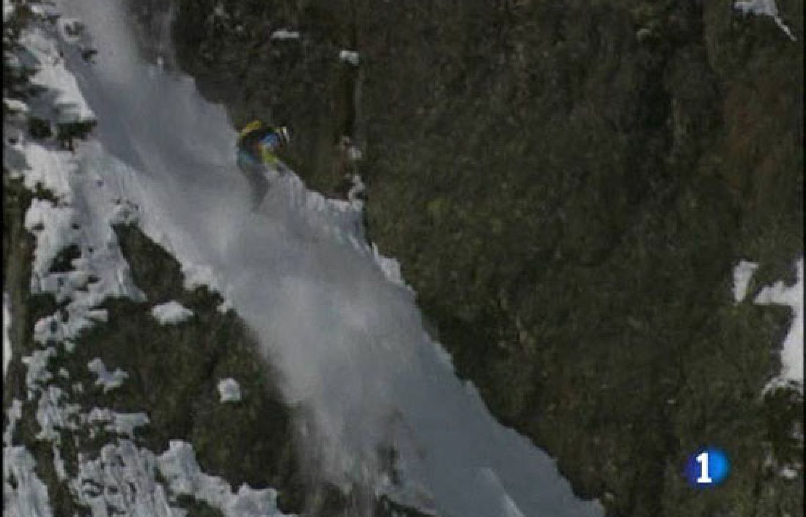 Saltos impresionantes con los esquís, estos intrépidos deportistas no dudan en hacer saltos de 400 metros de altura con dos esquís