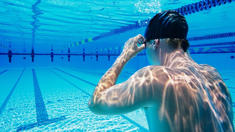 En las piscinas de Paterna prueban un dispositivo para conectar a los nadadores con los socorristas