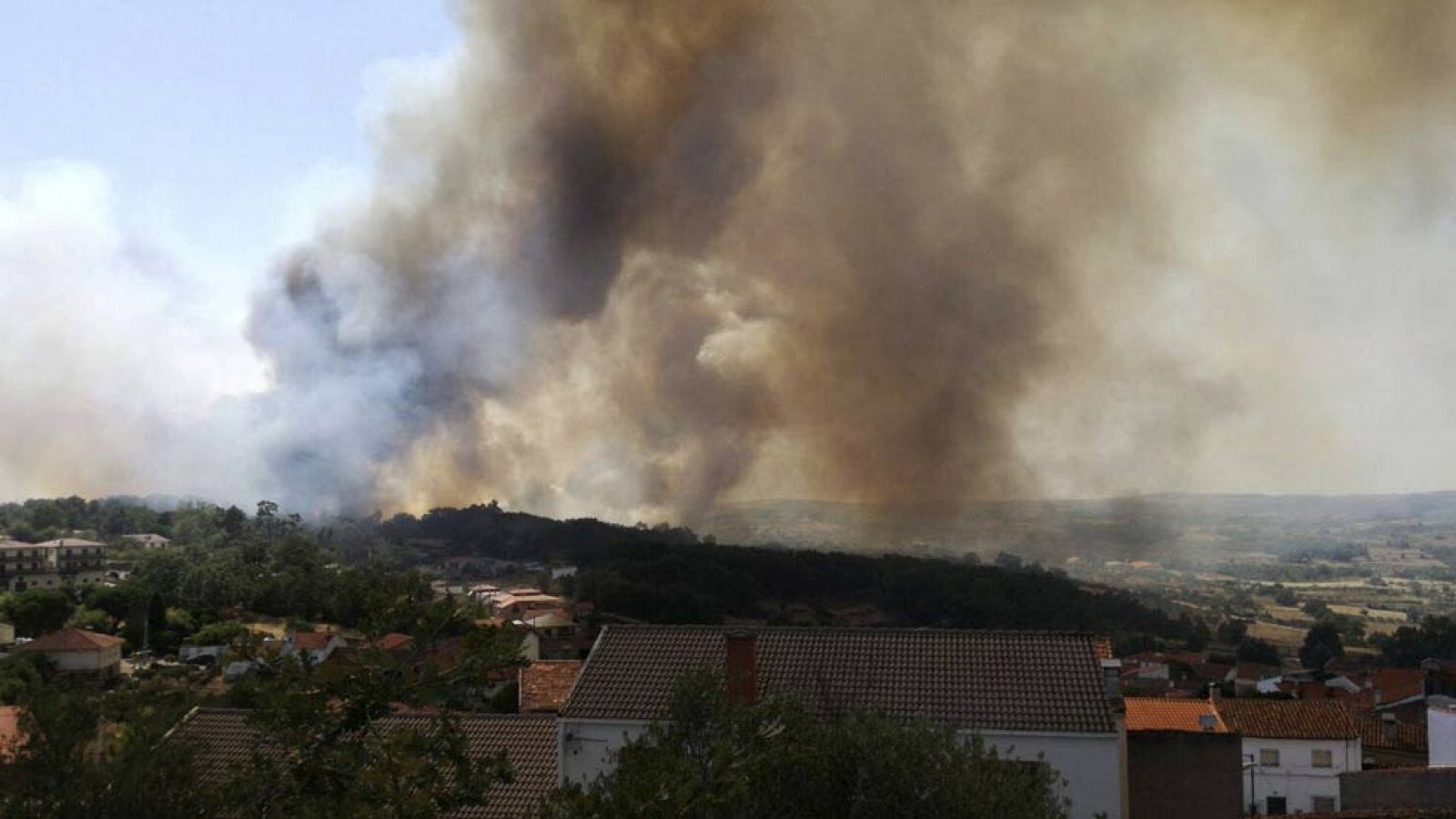 Los bomberos trabajan en sofocar incendios en pueblos de Sevilla, Salamanca y Barcelona | Ver