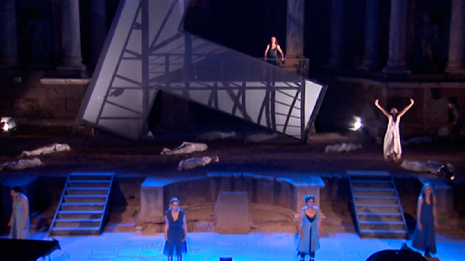 La mujer brilla en el estreno de esta noche en el Festival de Mérida 'Troyanas' la presenta como "la víctima" de todas las guerras.