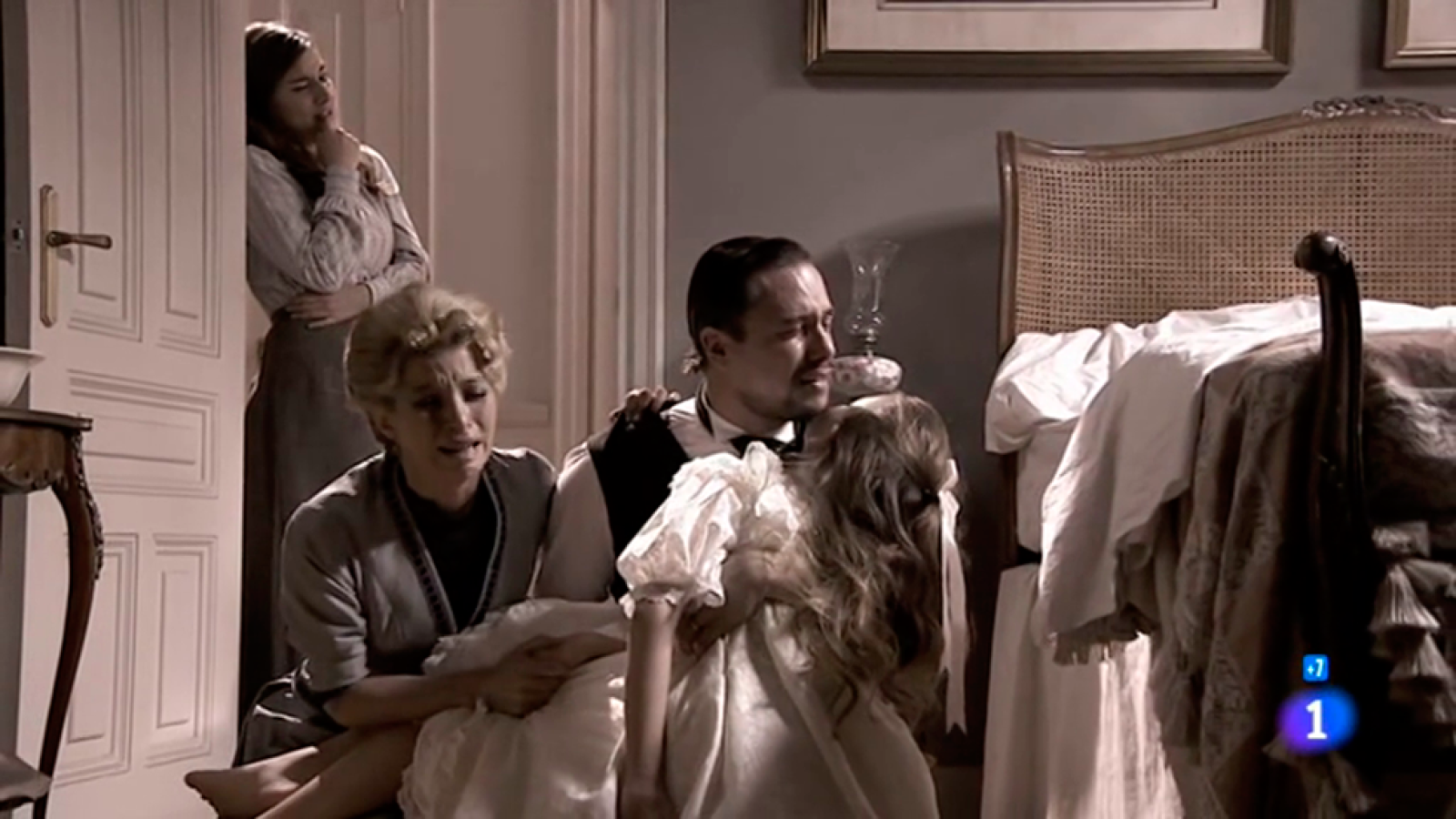 Acacias 38 - Úrsula cuenta cómo Cayetana acabó con Germán y Manuela