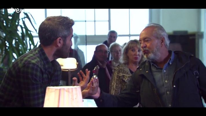 Hotel Romántico - Carlos pide la suite nupcial