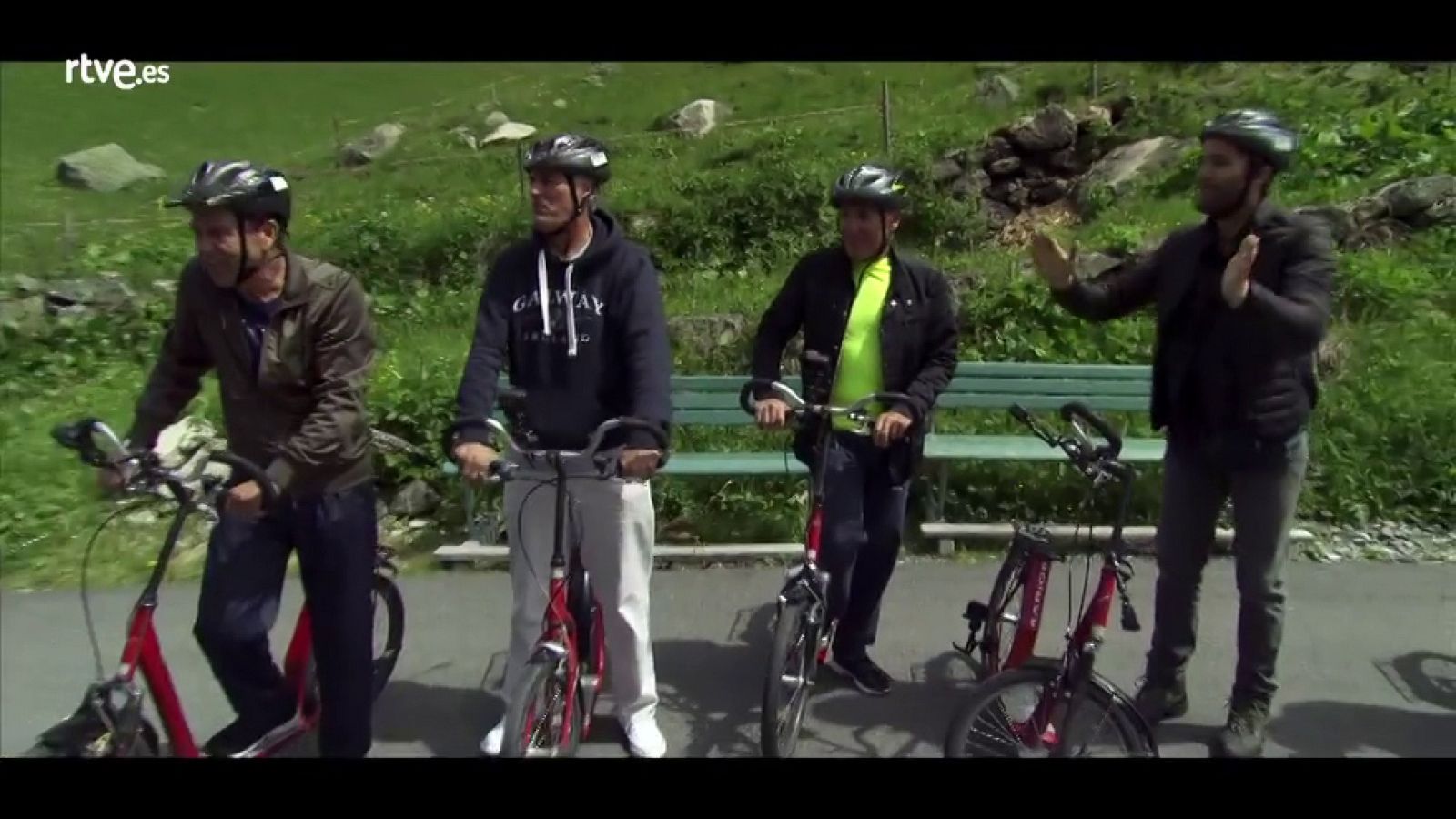 Hotel Romántico - Roberto, David, Merecedes, Julián, Manel y José Luis bajan al pueblo en monopatín