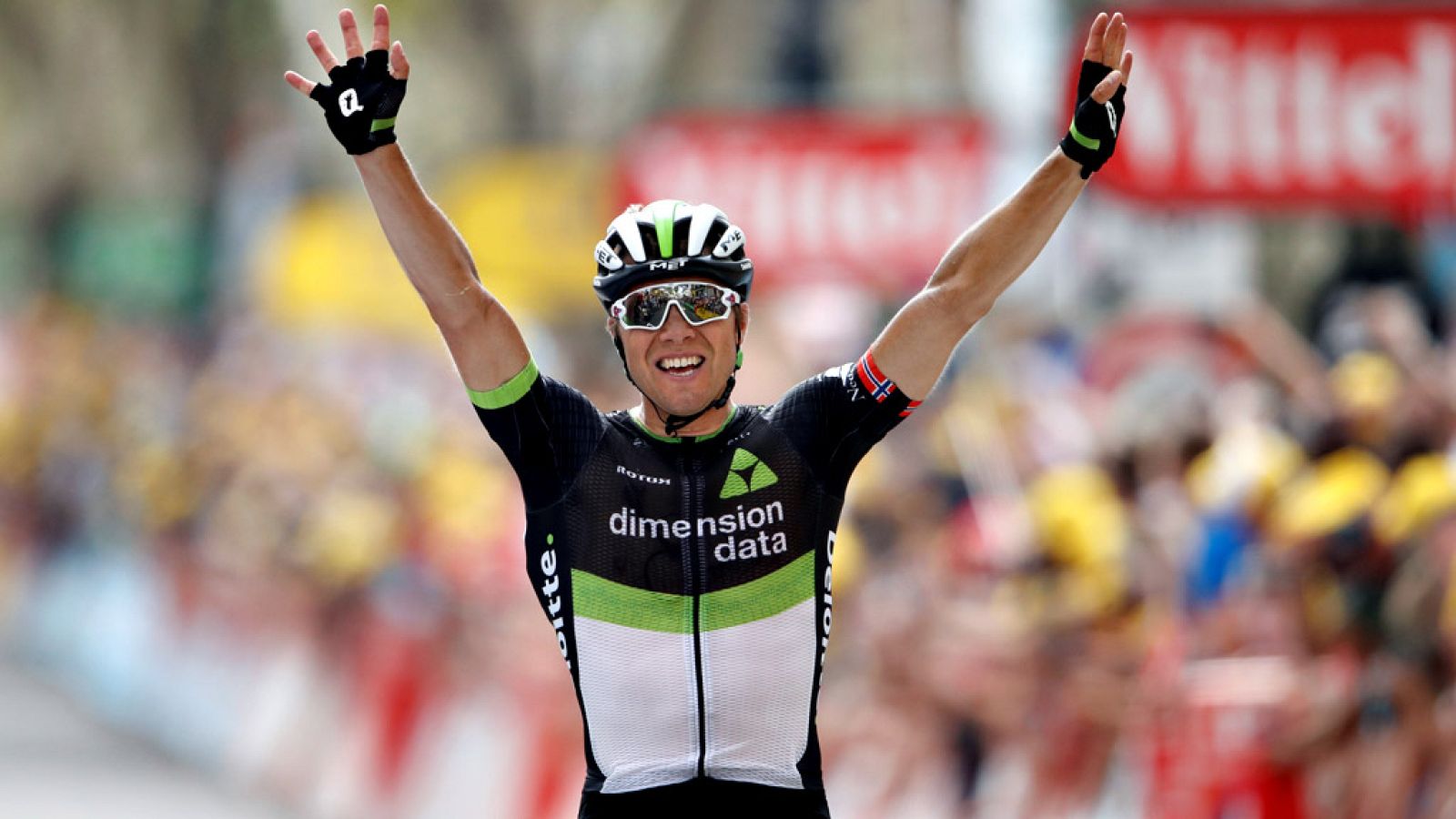 El noruego Edvald Boasson Hagen (Dimension Data) logró este viernes su tercer triunfo en el Tour de Francia, seis años después de haber conseguido sus dos victorias anteriores. El campeón del Noruega contra el crono, de 30 años, culminó una nutrida e