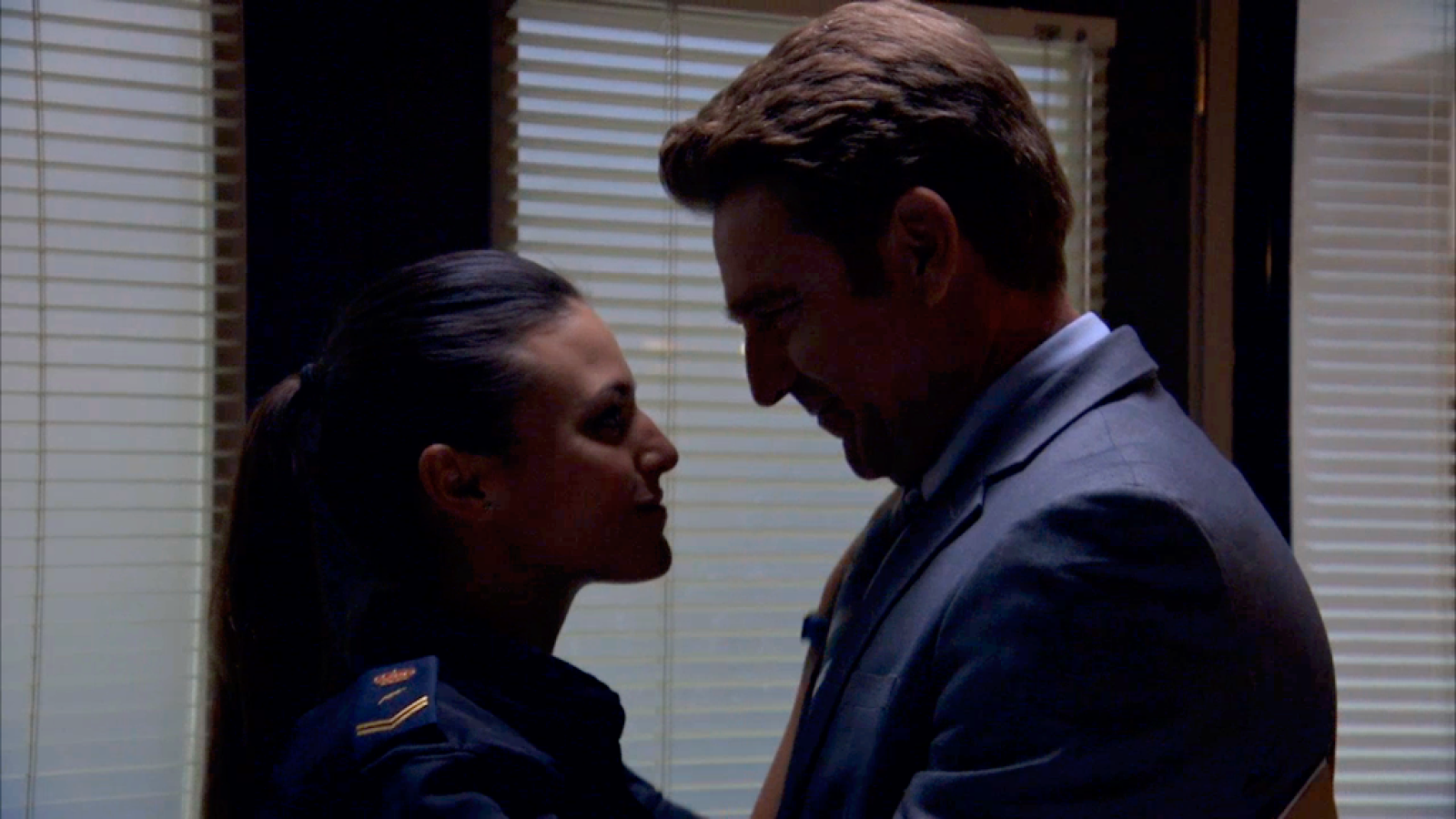 Servir y proteger - Bremón y Lola se dejan llevar por lo que sienten