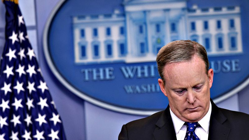Dimite Sean Spicer, portavoz de la Casa Blanca