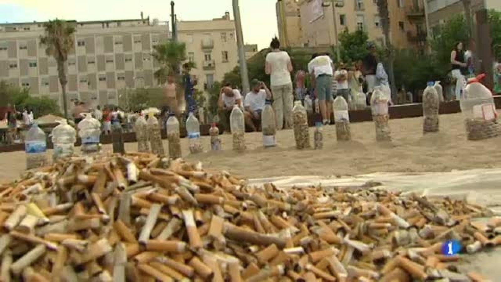 L'acció de la plataforma "No més burilles al terra" per conscienciar de la neteja dels carrers