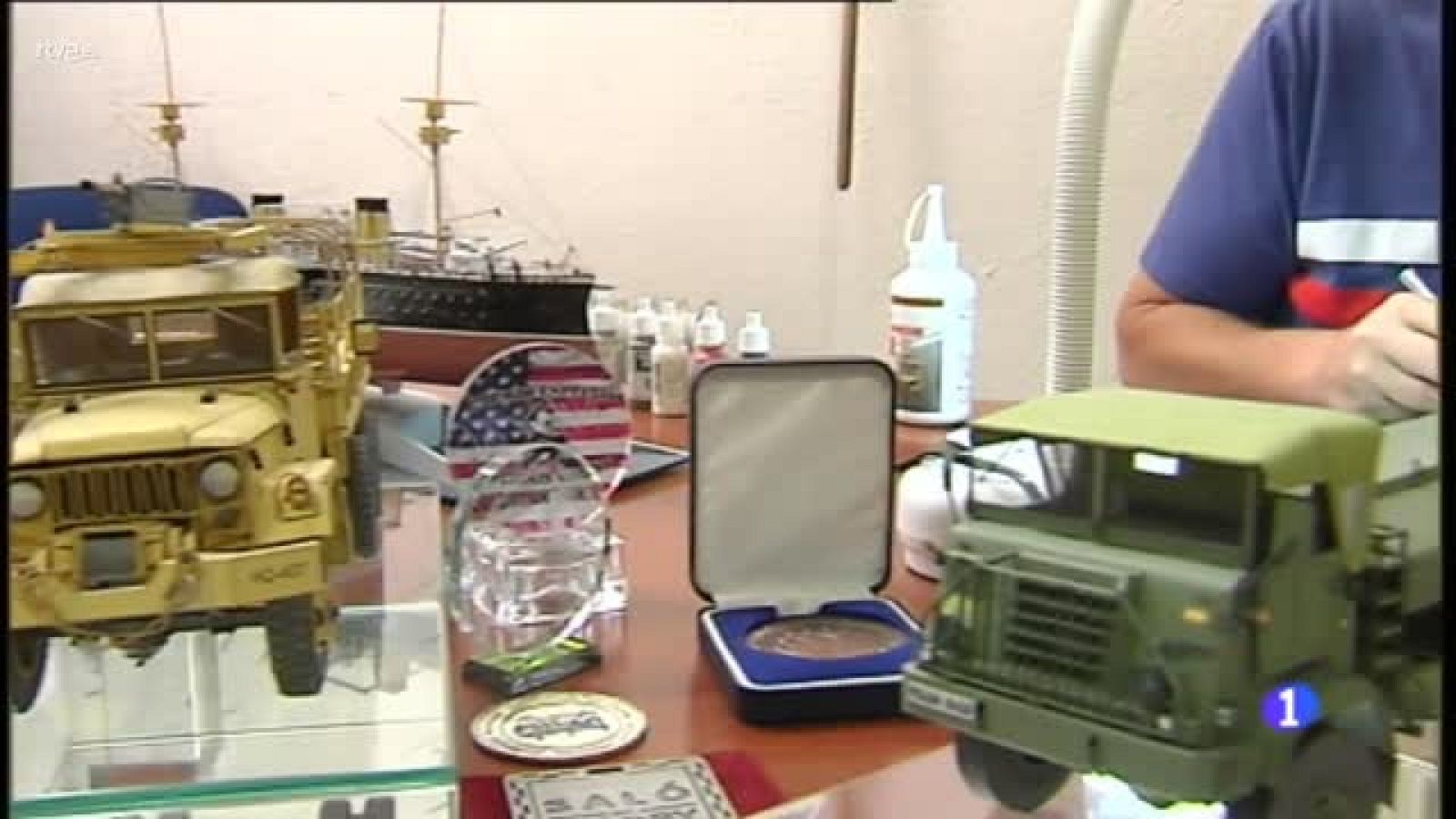 El cordobés Manuel Gutiérrez, uno de los pocos maquetistas de papel de España | Ver