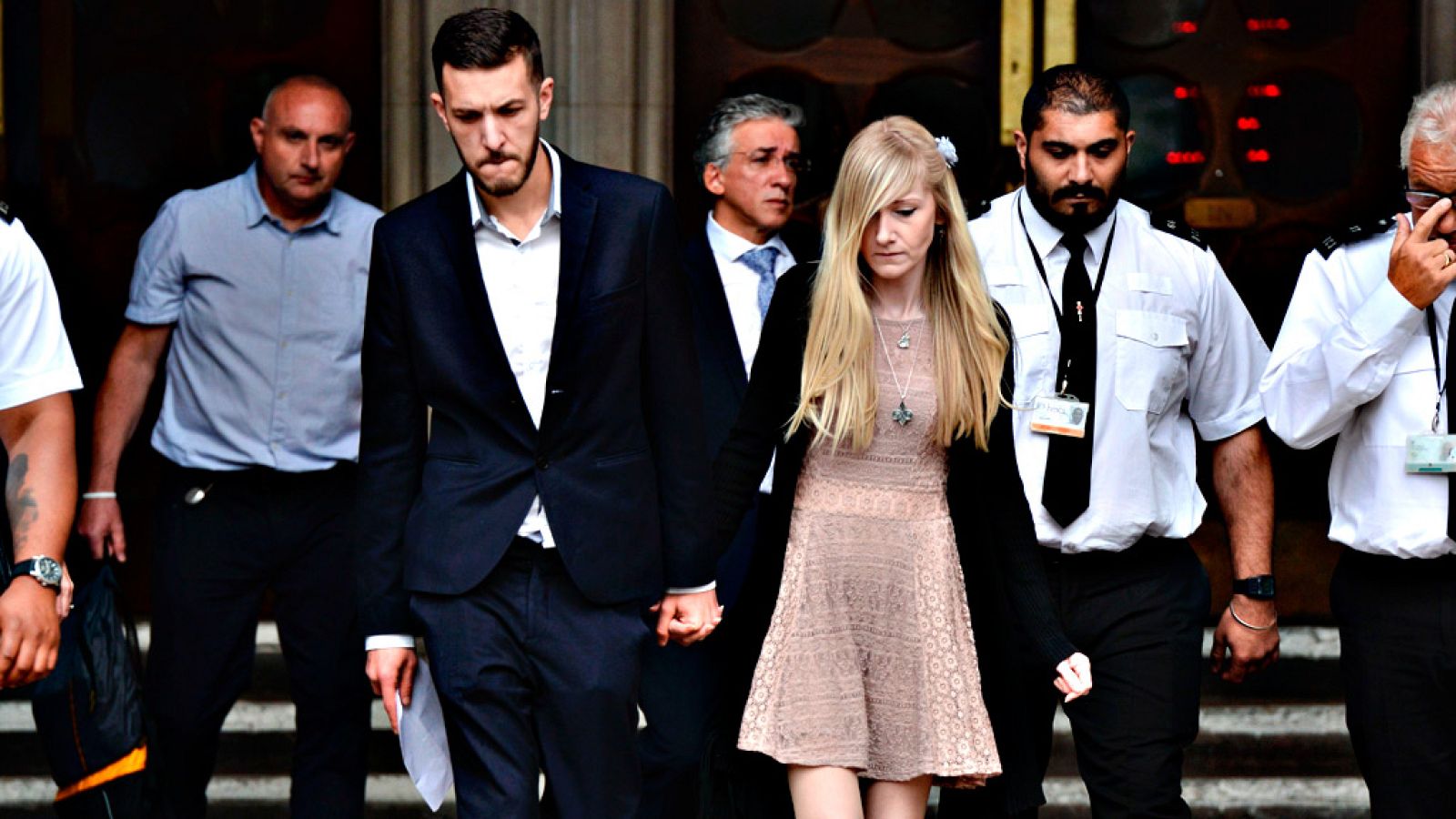 Los padres del bebé Charlie Gard renuncian a pleitear para tratarle fuera de Reino Unido